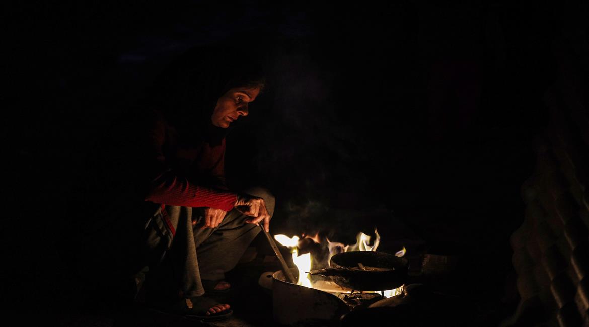 يعيش النازحون أوضاعًا إنسانية قاسية داخل خيام وملاجئ مؤقتة في مدرسة تابعة للأونروا بمدينة غزة، بعد تدمير الاحتلال لمنازلهم